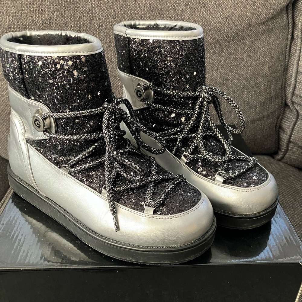 GBG BY GUESS silver/blk glitter boot